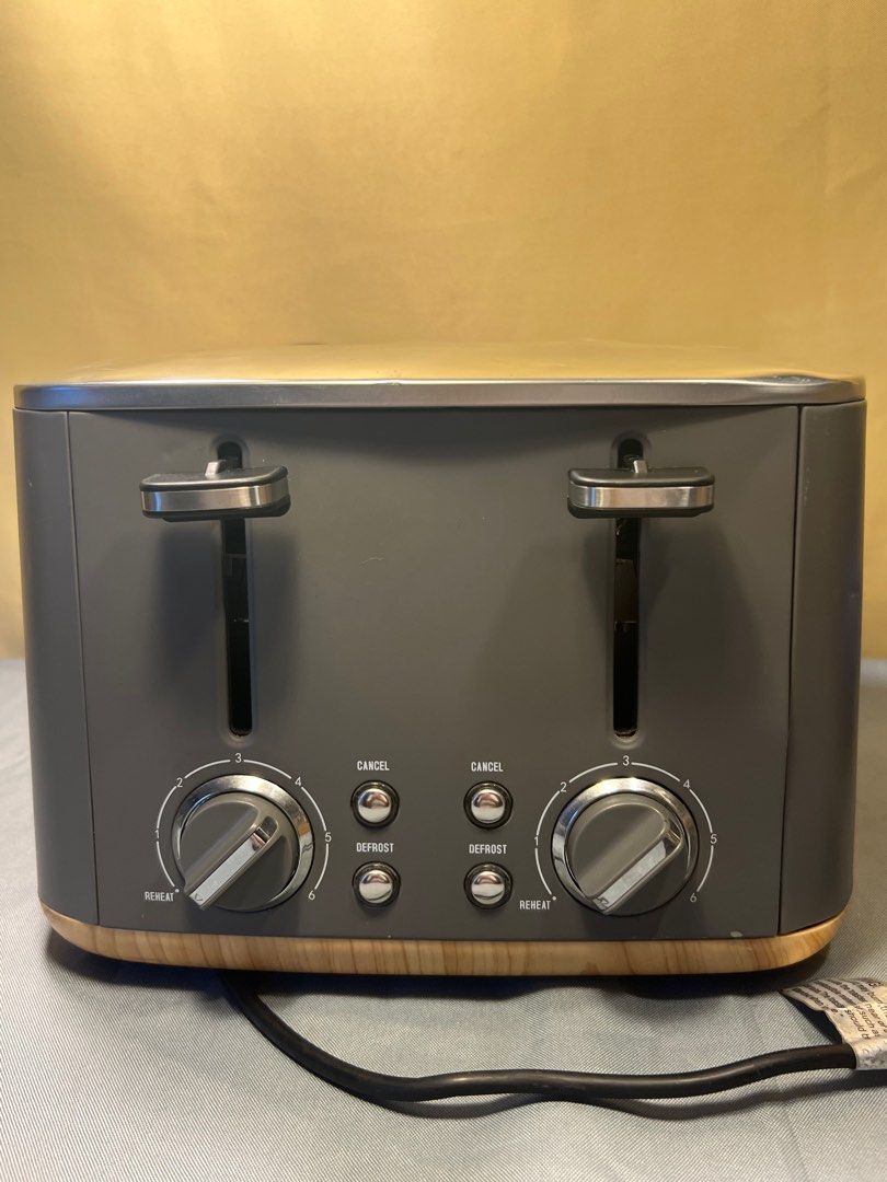 4 Slice Toaster (Category: Ovens & Toasters) located in Quezon City. Submitted by lucas_luxuries (Listing ID 1224248740, Image 2). Description: 4 Slice Toaster - Australian Mall Pullout - Australian Mall Display - Used only for demo - Minor Scratches - See issue on pictures - 220V.