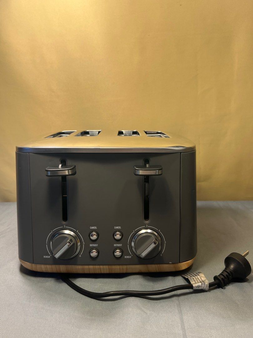 4 Slice Toaster (Category: Ovens & Toasters) located in Quezon City. Submitted by lucas_luxuries (Listing ID 1224248740, Image 1). Description: 4 Slice Toaster - Australian Mall Pullout - Australian Mall Display - Used only for demo - Minor Scratches - See issue on pictures - 220V.