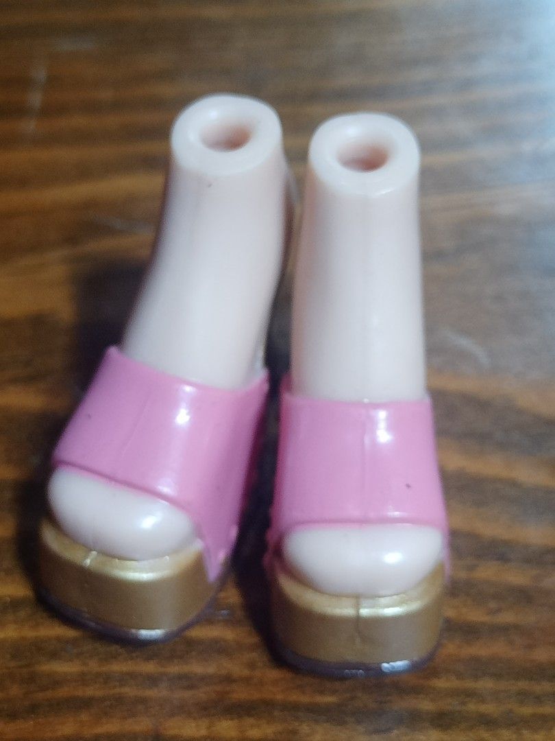 Bratz shoes for doll (Category: Babies & Kids Fashion) located in Caloocan City. Submitted by bravemoon_556cd5 (Listing ID 1224275395, Image 2). Description: pre own Bratz doll shoes from us Sale 300 we ship nationwide gcash or bank account.