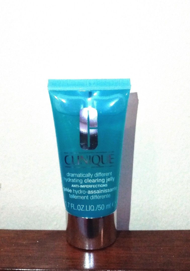 Clinique Dramatically Different Hydrating Clearing Jelly 50ml (Category: Face Care) located in San Juan City. Submitted by francescaque (Listing ID 1224238938, Image 2). Description: Guaranteed Authentic (Please check 3rd photo) Manufacturing date: Sept 2021 Size: 50ml, no box Sold for Php 1150 in Clinique store Dry Combination, Combination Oily, Oily Oil-free formula delivers 24-hour hydration repair* and helps visibly clear skin with 1% Salicyl