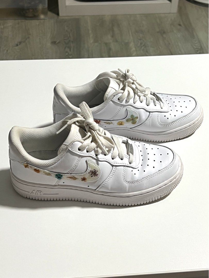 White nike clearance with flowers