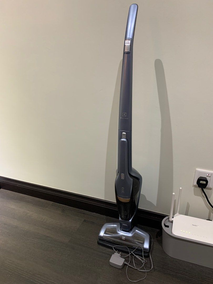Electrolux cordless vacuum (malfunction), TV & Home Appliances, Vacuum
