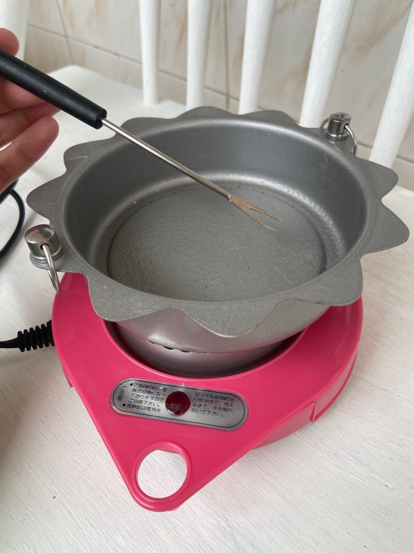 Super SALE🥰Fondu Kit (Category: Cookware & Accessories) located in Tagaytay City. Submitted by euniquefinds (Listing ID 1204708445, Image 1). Description: Once used only Japan made Melt your cheeses or chocolate dips w/ ease ♥️ & fun.