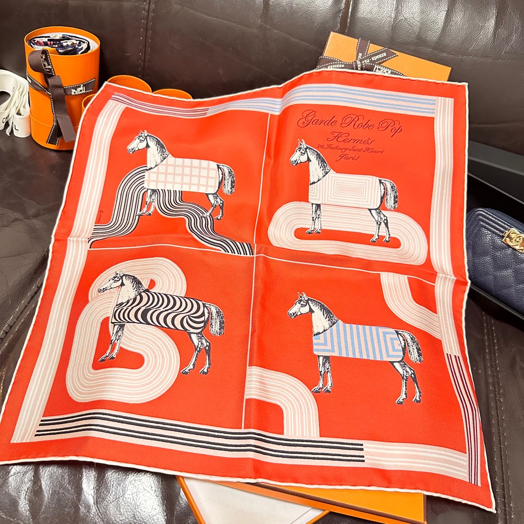 Hermes 45x45 scarf 馬甜品拼花馬, 女裝, 手錶及配件, 絲巾- Carousell