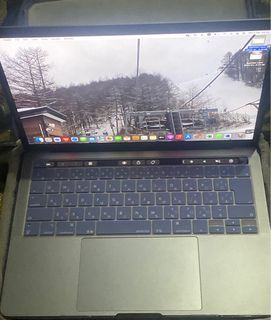 MacBook Pro (13 inci, 2017, Empat port Thunderbolt 3)