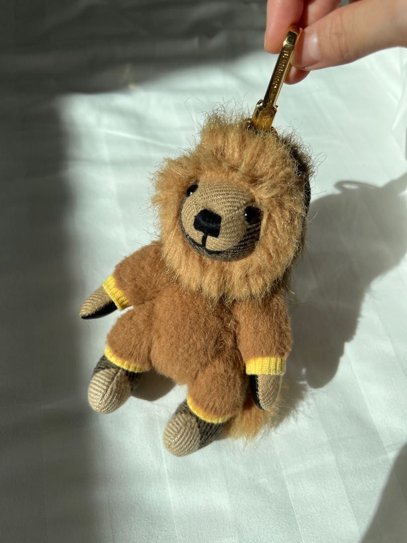 No bargain Burberry lion charm limited edition, 名牌, 飾物及配件- Carousell