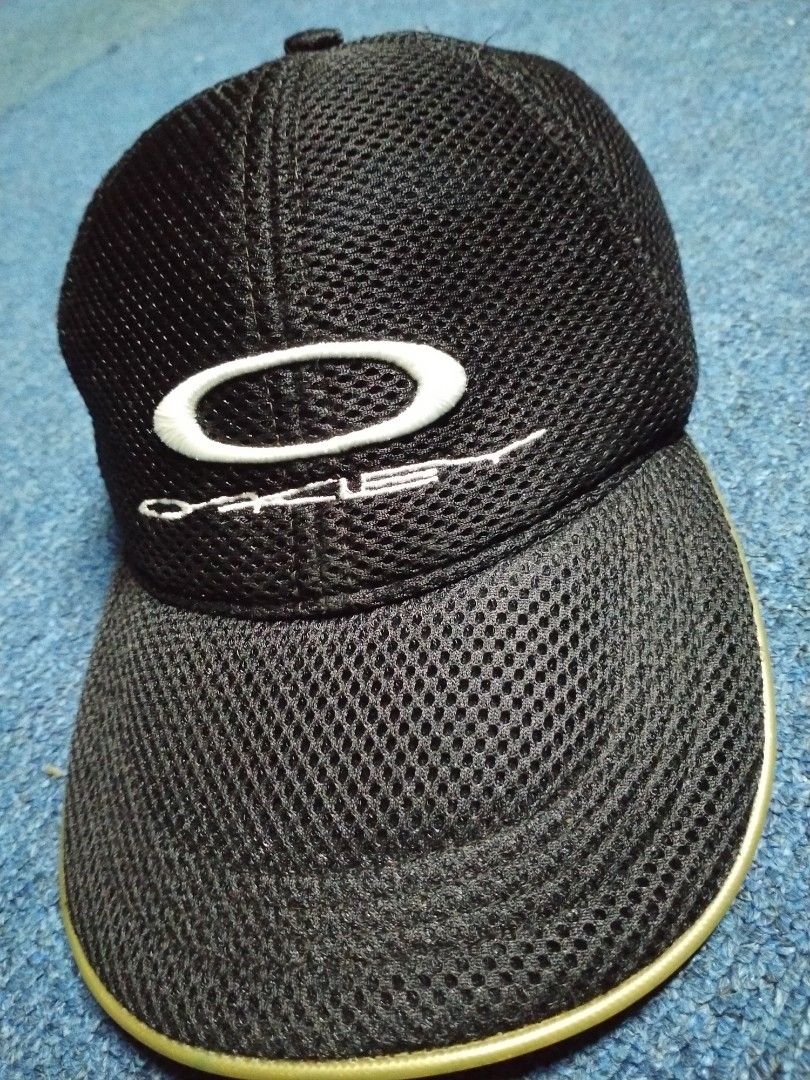 OAKLEY , Men's Fashion, Watches & Accessories, Cap & Hats on Carousell