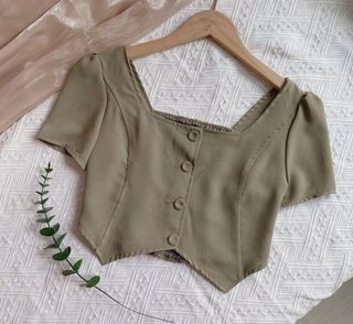 (Category: ) located in . Submitted by clearwardrobeher (Listing ID 1224299899, Image 1). Description: .