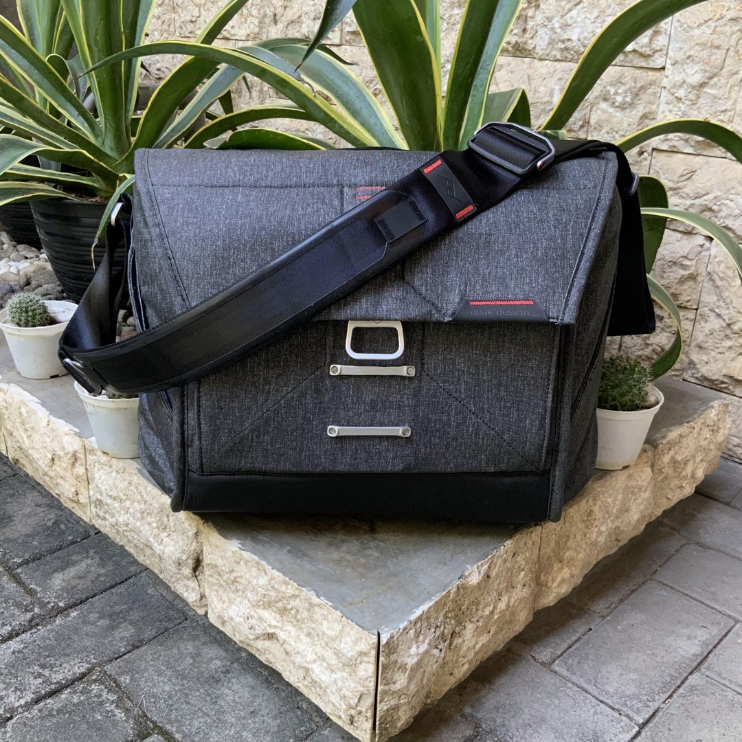 PEAK DESIGN EVERYDAY MESSENGER BAG 13 V1 CHARCOAL, Fesyen Pria, Tas