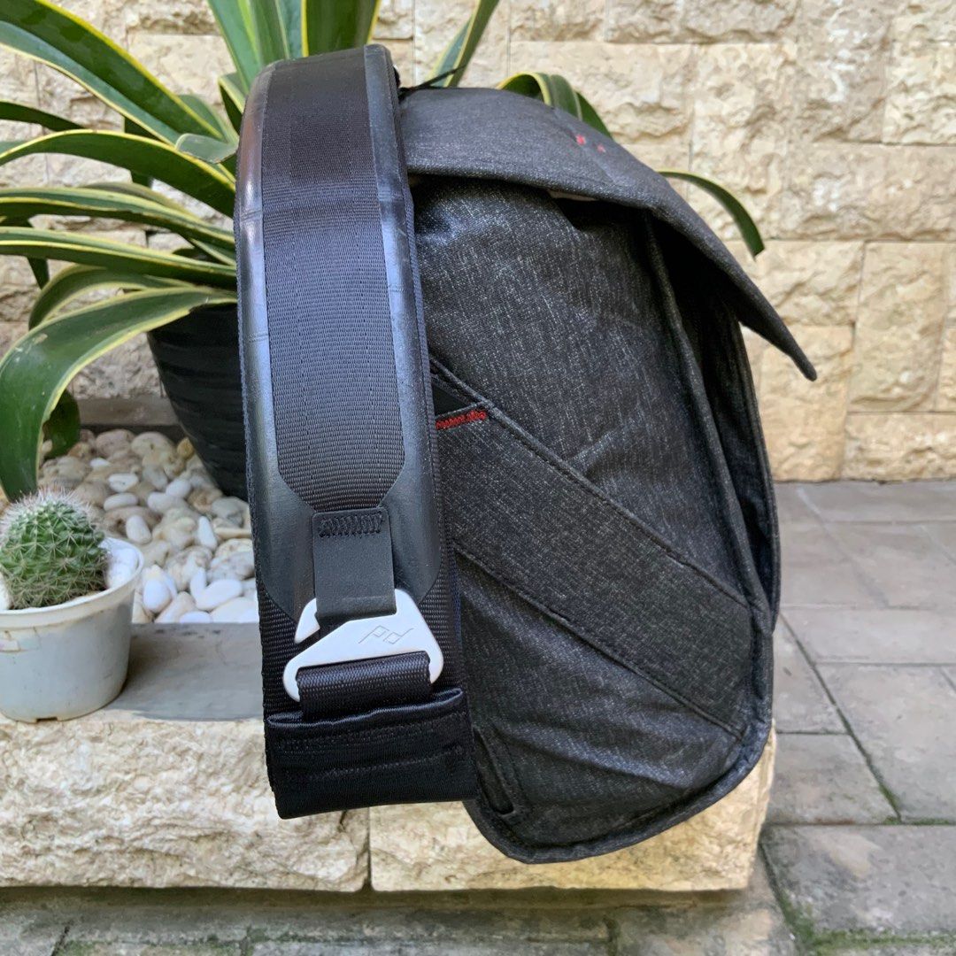 PEAK DESIGN EVERYDAY MESSENGER BAG 13 V1 CHARCOAL on Carousell