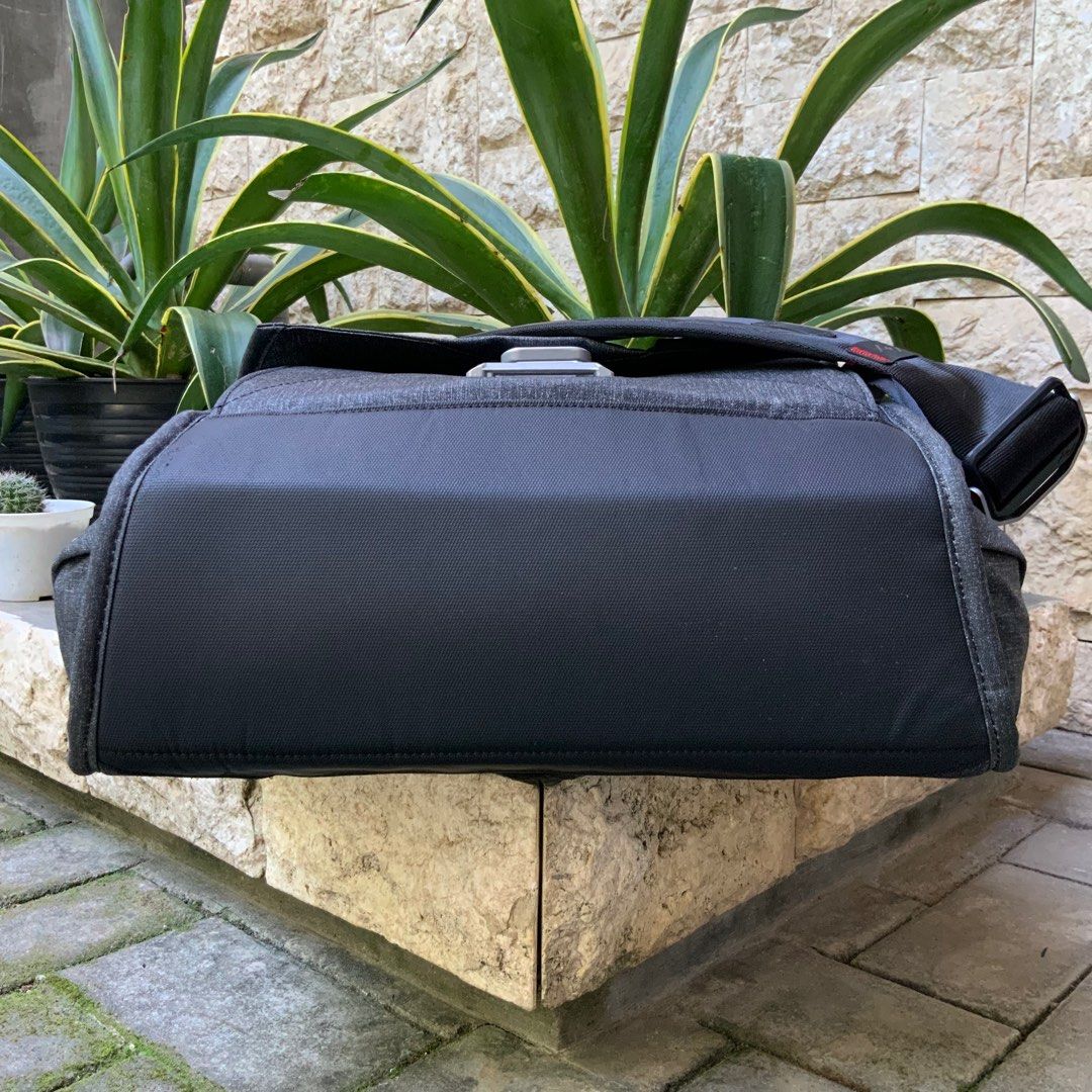 PEAK DESIGN EVERYDAY MESSENGER BAG 13 V1 CHARCOAL on Carousell