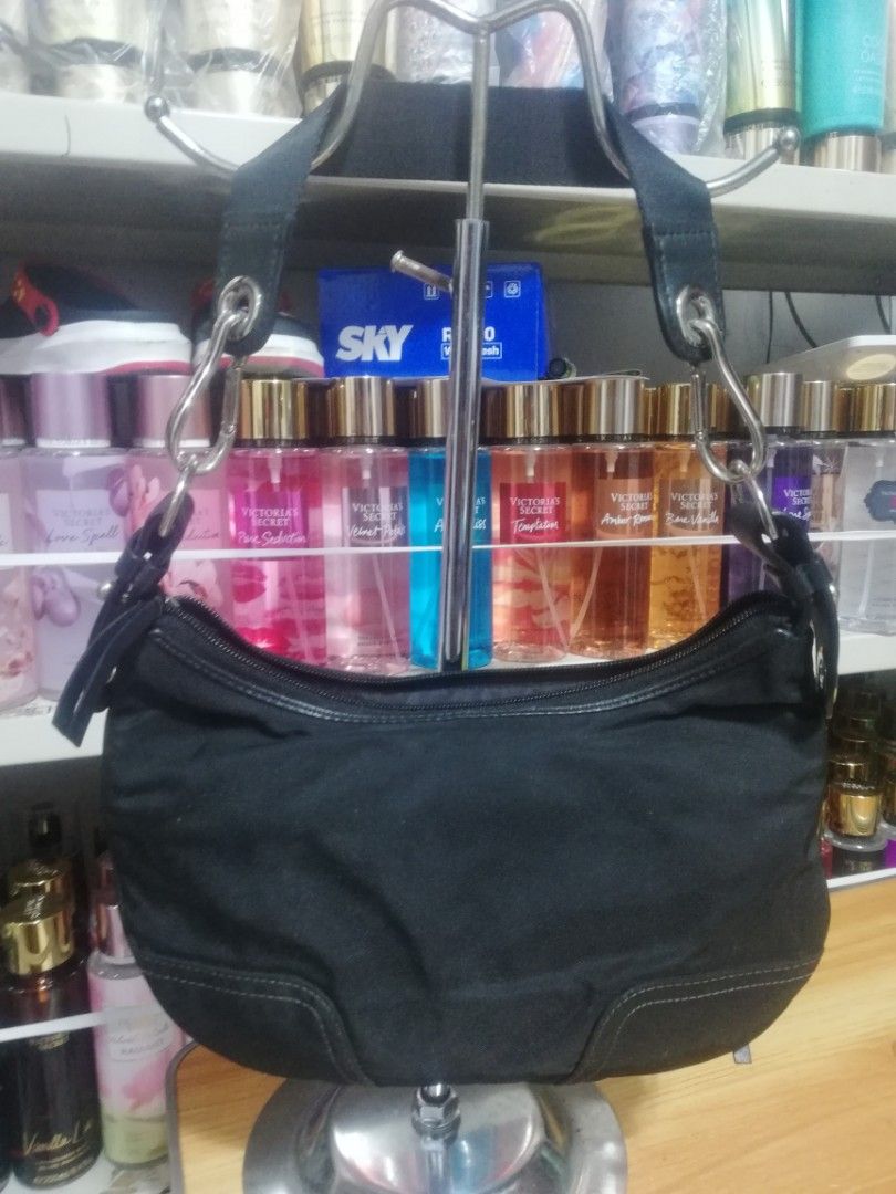 Prelove: Lacoste Shoulder Bag (Category: Shoulder Bags) located in Mandaluyong City. Submitted by earahsco (Listing ID 1224242112, Image 3). Description: Personal prelove. Used twice. Lacoste Small Canvas Shoulder Bag Silver hardware EUC-VGUC to be safe. US Bought.
