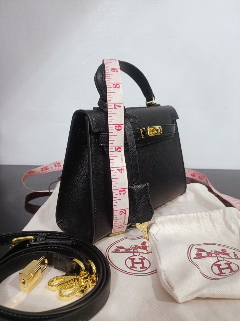 Preloved Hermes kelly 22 cm (Category: Luxury Bags & Wallets) located in Cebu City. Submitted by day.98 (Listing ID 1224148036, Image 2). Description: selected from japan suplus pure epsom leather genuine leather embossed code with dust bag & cer.card , lock & key no flaws.