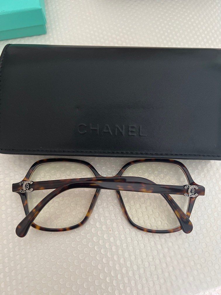 Spectacles (Category: Sunglasses & Eyewear) located in Singapore. Submitted by nxt9319 (Listing ID 1224240341, Image 3). Description: Steal deal ! Brand new. Selling to make space retail price SGD 670. Comes without the prescription lens. No lowballing Self collect onky .