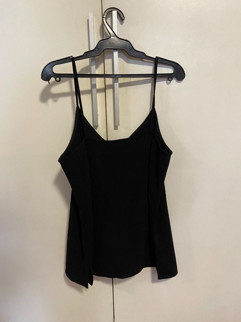 Uniqlo sleeveless tank top (Category: Sleeveless) located in Manila. Submitted by nikkinat (Listing ID 1224214902, Image 3). Description: Uniqlo sleeveless tank top. No ww pls. Buyer shoulders shipping via gogoxpress or grab/lalamove.