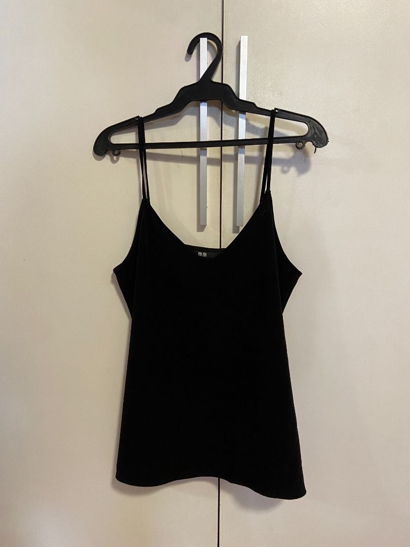 Uniqlo sleeveless tank top (Category: Sleeveless) located in Manila. Submitted by nikkinat (Listing ID 1224214902, Image 1). Description: Uniqlo sleeveless tank top. No ww pls. Buyer shoulders shipping via gogoxpress or grab/lalamove.