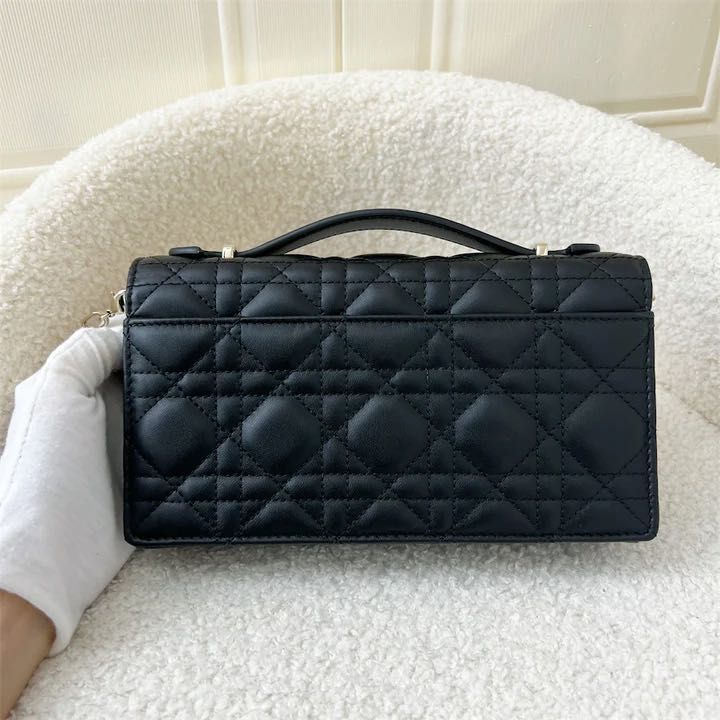 Lady Dior Lambskin Clutch  Review / what fits inside ! 