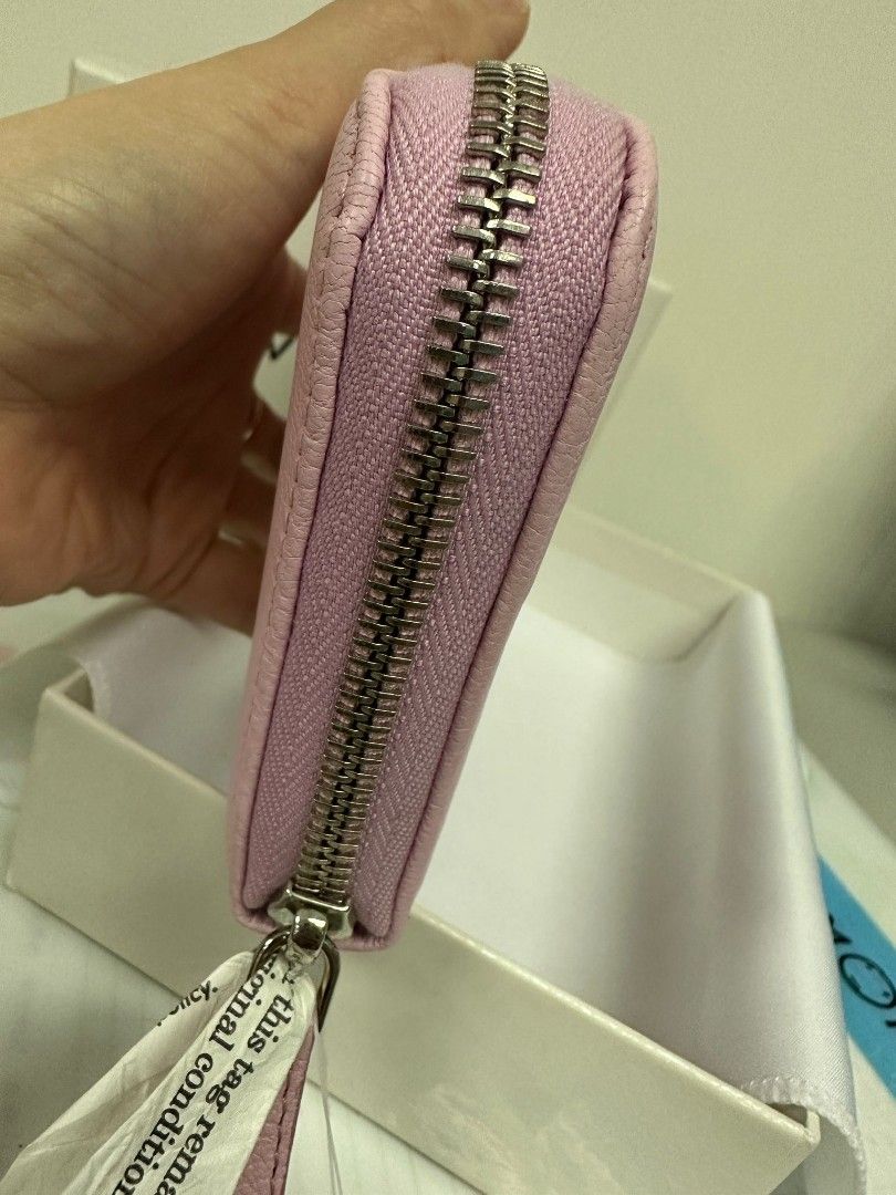 Givenchy 銀包 （分類：手袋及銀包）位於 Hong Kong。 由 carrickf 提交（商品編號 1227731663，圖片 3）。簡介： 全新Givenchy 銀包 18x10cm。