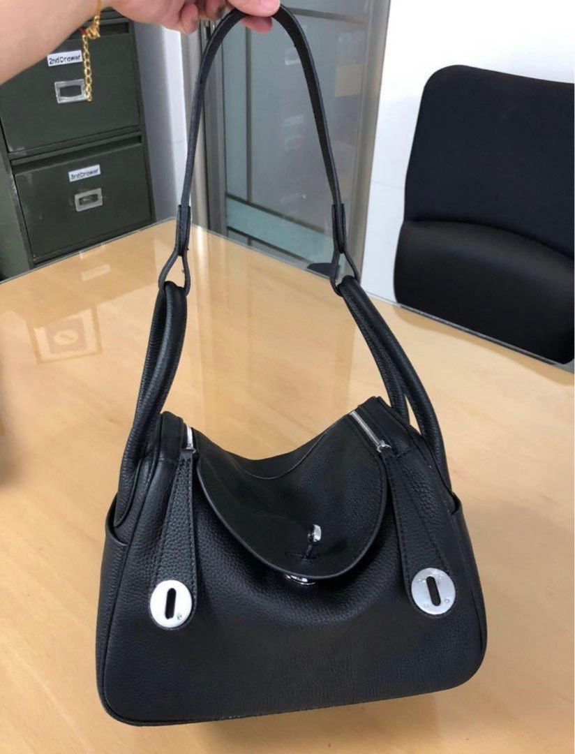 Hermes Lindy Bag (Category: Luxury Bags & Wallets) located in Quezon City. Submitted by xtn18 (Listing ID 1227639104, Image 3). Description: Genuine leather.