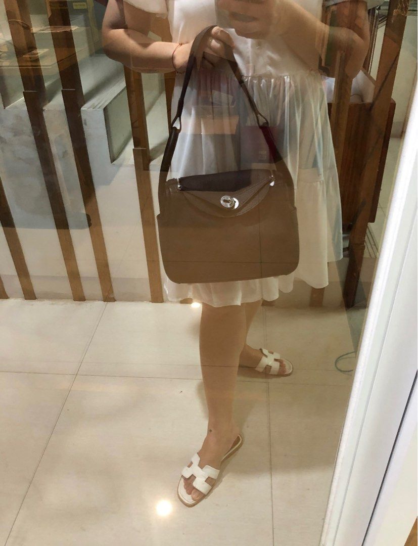 Hermes Lindy Bag (Category: Luxury Bags & Wallets) located in Quezon City. Submitted by xtn18 (Listing ID 1227639104, Image 1). Description: Genuine leather.