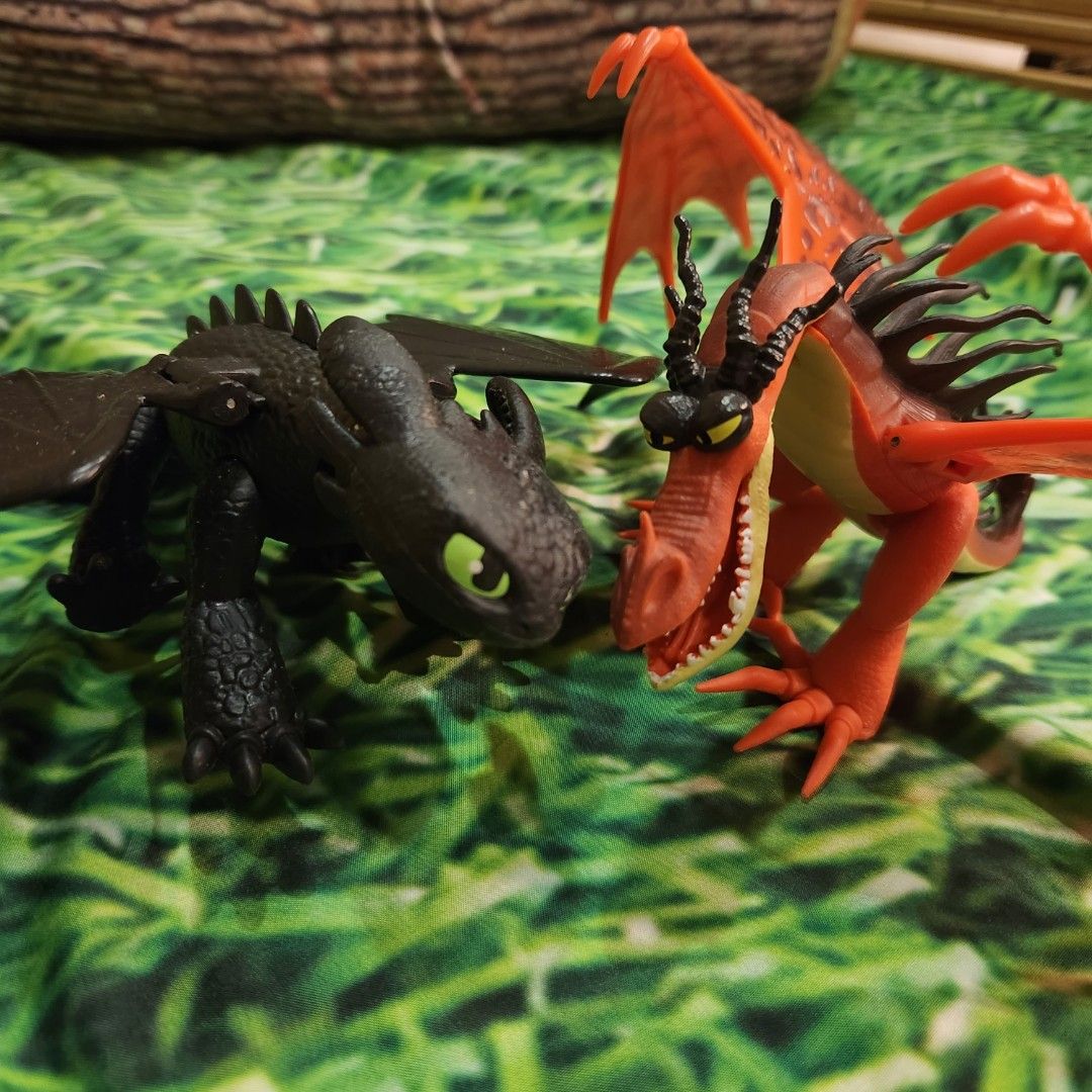 How to train your dragon / Toothless & Hookfang figurines, Hobbies