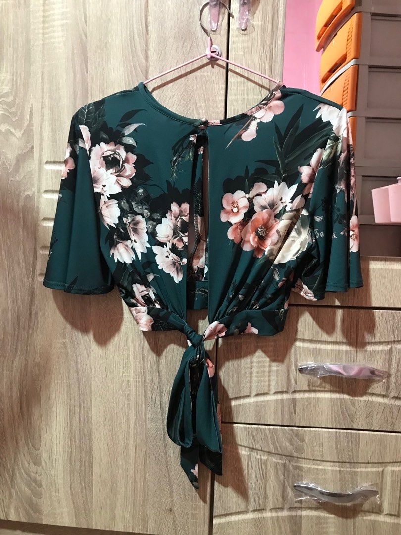 New Look Butterfly Wrap Around Top (Category: Blouses) located in Umingan. Submitted by sndra12 (Listing ID 1227726141, Image 2). Description: Not thrifted Washed, never worn Kasya hanggang large ;) .