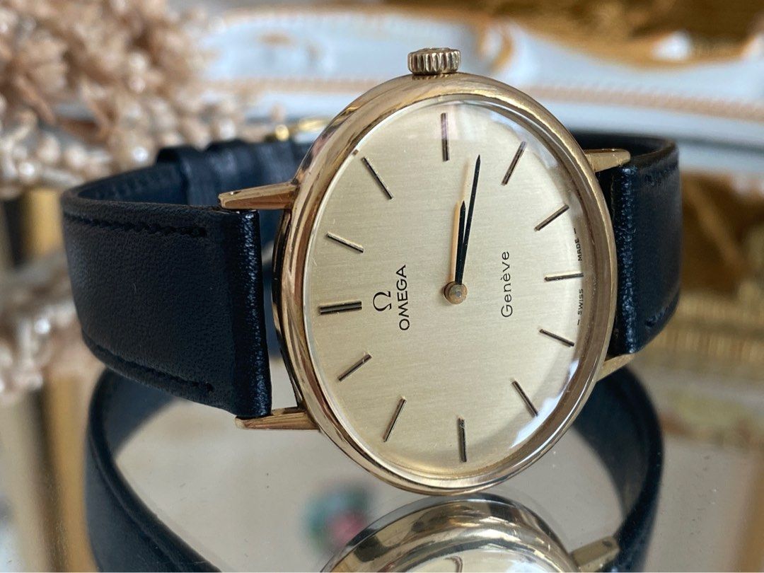 Manual wrist outlet watch