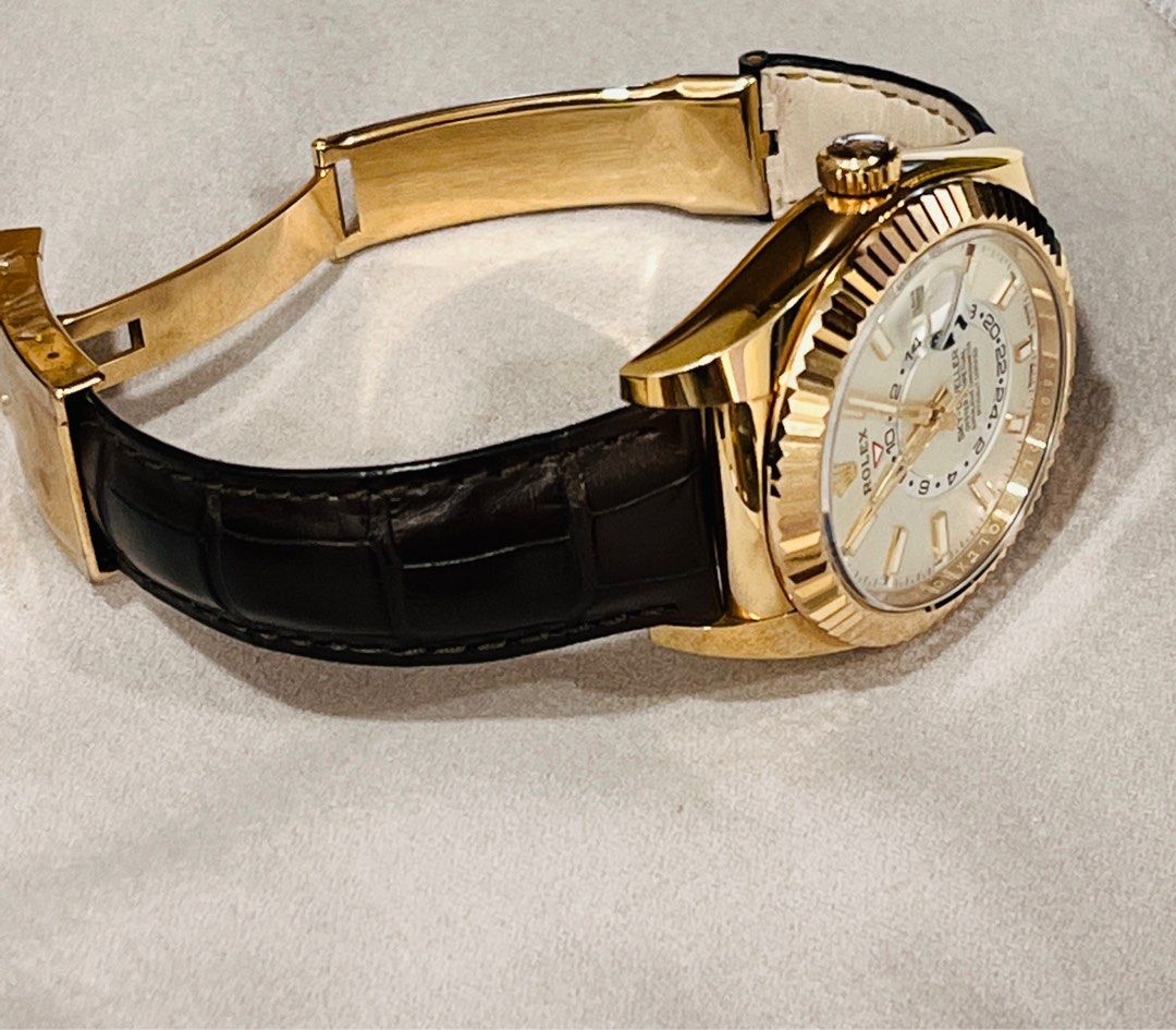 Rolex Sky-Dweller 326135 Rose gold White 42mm (Category: Watches) located in Singapore. Submitted by luxretrocollection (Listing ID 1227610539, Image 3). Description: Rolex Sky-Dweller 326135 Rose gold White 42mm Rolex Sky-Dweller 42mm 326135 White Dial Rose Gold Brown Alligator Band 2019 Box/Card 326135 Automatic 42mm White Rose gold - Watch with original box and original papers - Sapphire crystal - 2019 Comes with full set. Feel free to ask any
