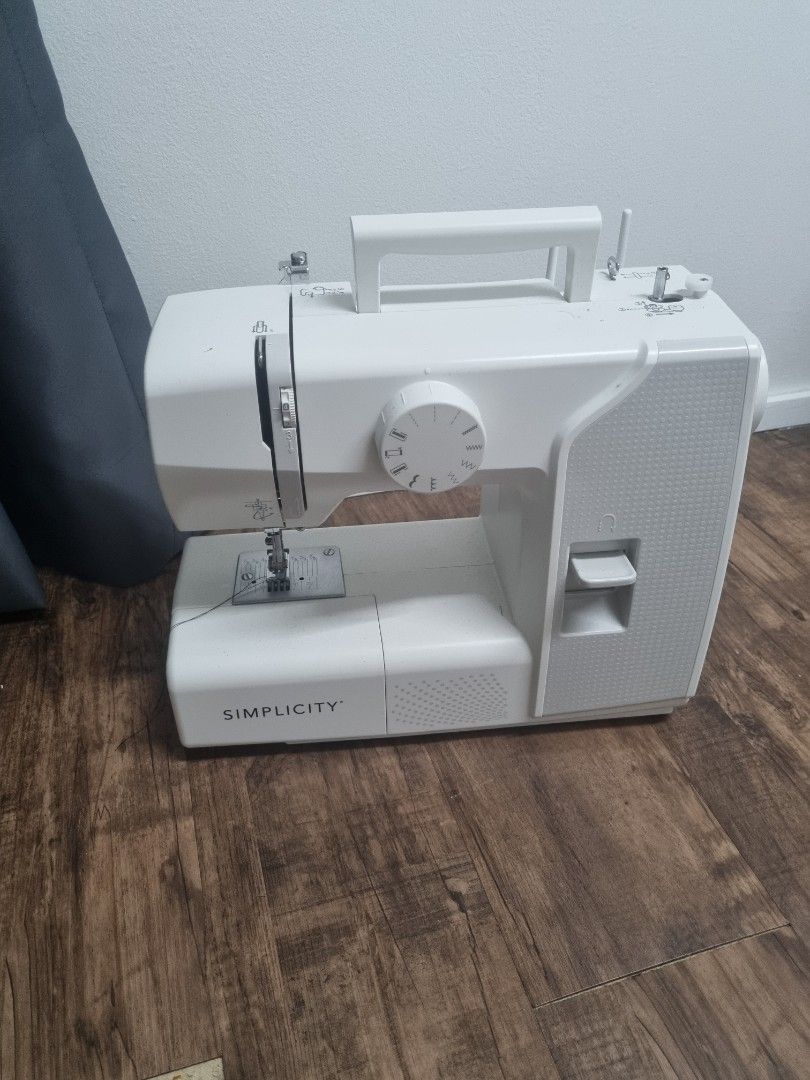 Simplicity Sewing Machine, Hobbies & Toys, Stationery & Craft, Handmade