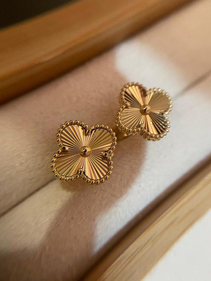 18k Gold Clover Earrings Brand new