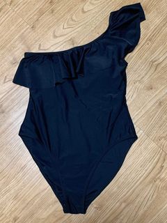 black swimsuit one-piece | summer beach