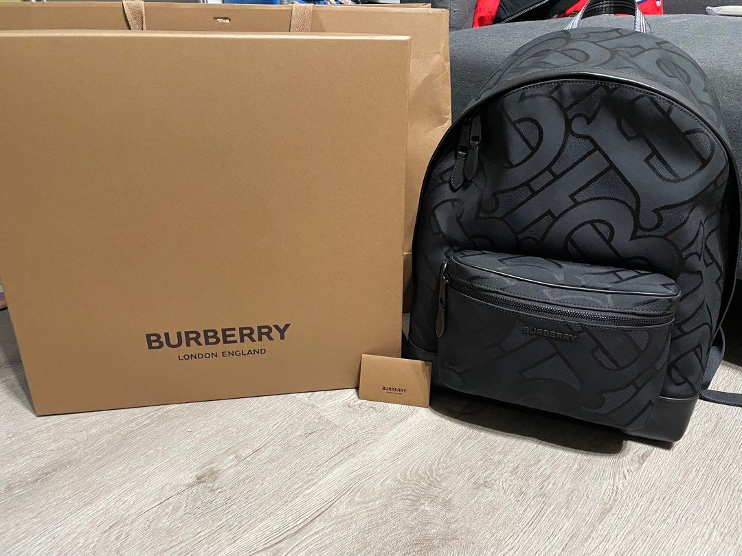 Burberry 經典滿版TB LOGO設計黑色男生後背包, 他的時尚, 包, 背包在