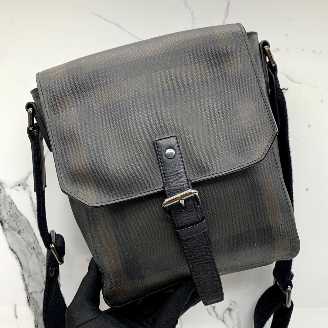 BURBERRY BLACK PVC MESSENGER BAG 237012512 Men s Fashion Bags