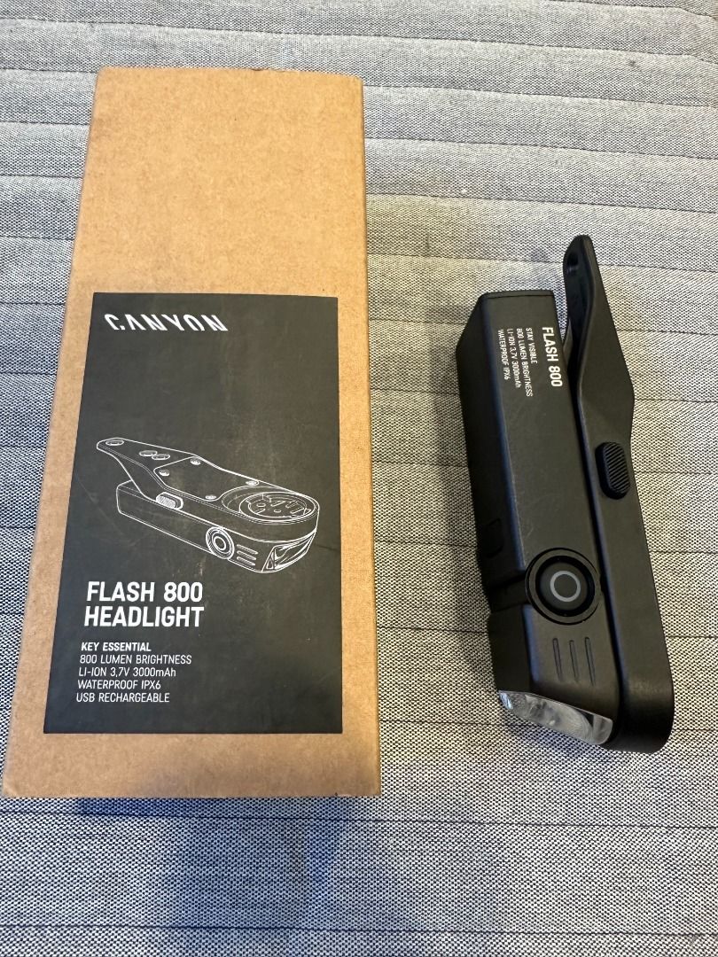 Canyon flash 800 headlight とサイコンマウント