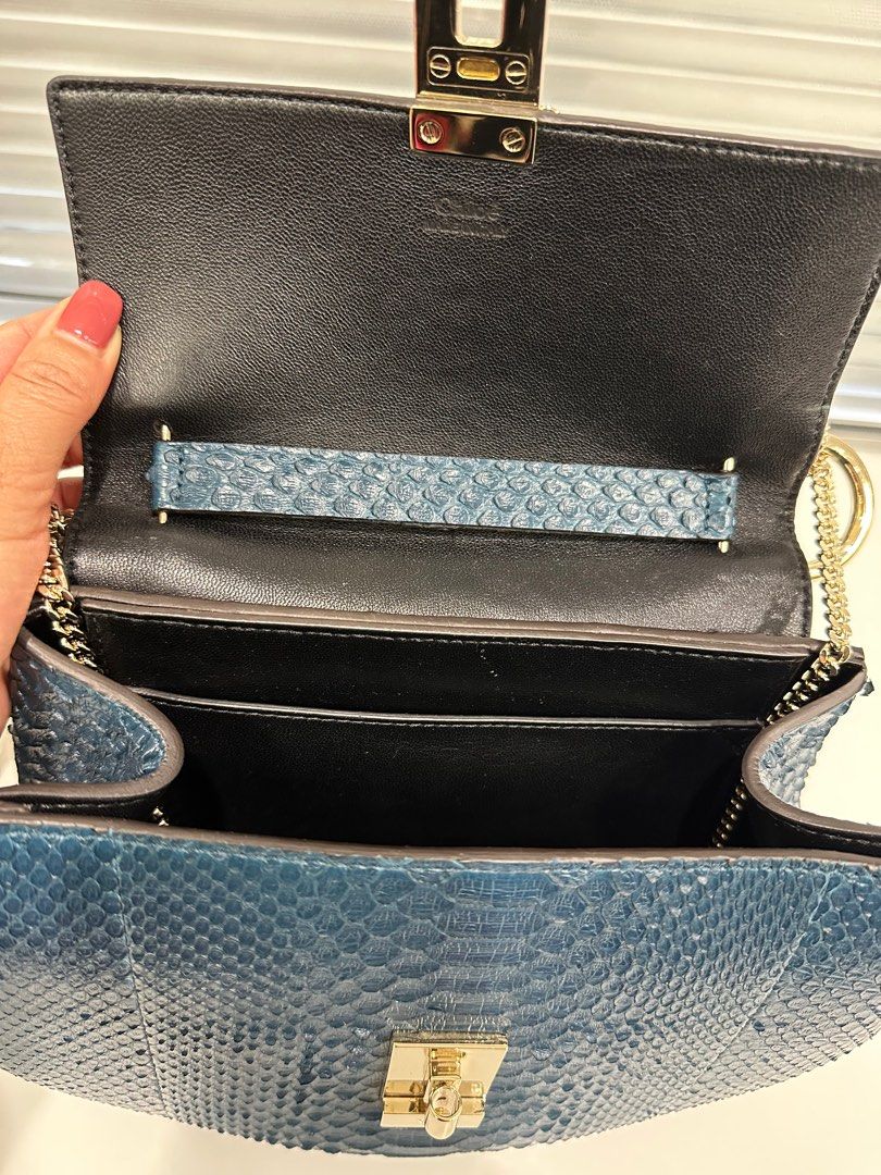 Chloe 手袋 PYTHON / BLUE 全蛇皮 （分類：單肩包）位於 Hong Kong。 由 mysth 提交（商品編號 1202361089，圖片 3）。簡介： 有咭，有袋，正面近扣位有少少漬。 全蛇皮。只用過兩次。 星期一至五可中環港島線至將軍澳線，相約面交。星期六日可再另外溝通地點面交。。