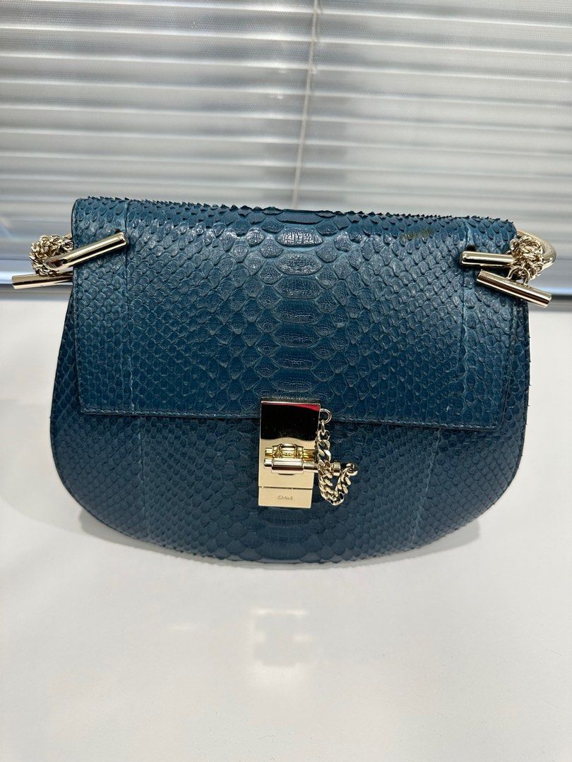 Chloe 手袋 PYTHON / BLUE 全蛇皮 （分類：單肩包）位於 Hong Kong。 由 mysth 提交（商品編號 1202361089，圖片 2）。簡介： 有咭，有袋，正面近扣位有少少漬。 全蛇皮。只用過兩次。 星期一至五可中環港島線至將軍澳線，相約面交。星期六日可再另外溝通地點面交。。