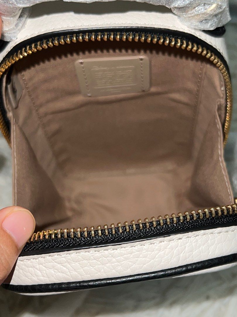 Coach Cruela Phone Sling (Category: Cross-body Bags) located in Paranaque City. Submitted by pocket.savers (Listing ID 1227845629, Image 2). Description: .
