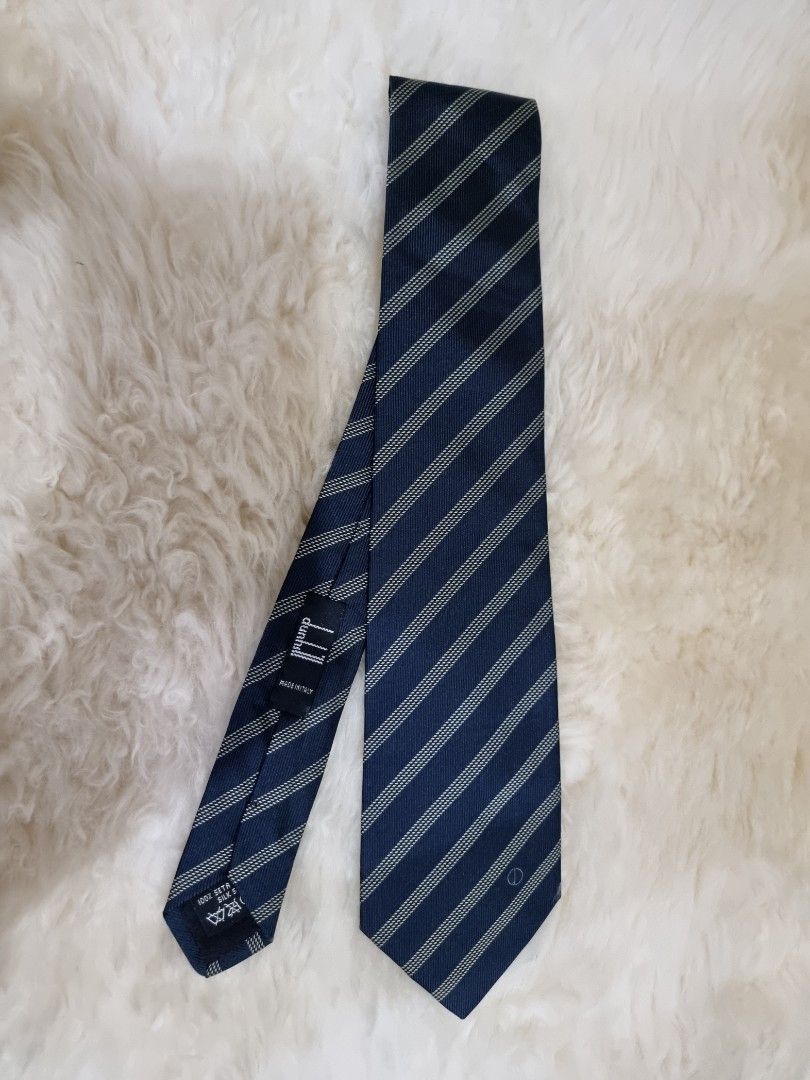 Dunhill Necktie (Category: Luxury Accessories) located in Binangonan. Submitted by caaaris (Listing ID 1227866341, Image 2). Description: Dunhill Necktie Authentic Never-worn with tag 100 % Seta Soie Sil Seide Dry Clean Only Size 8.4 cm Made in Italy.