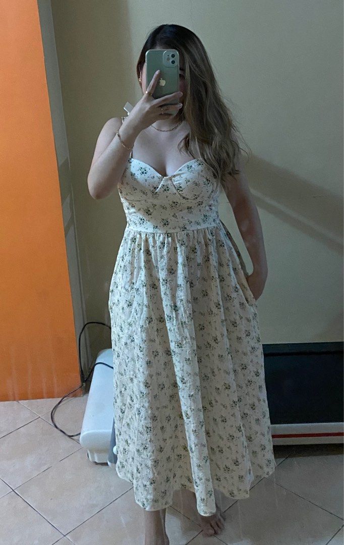 Floral Dress (Category: Dresses) located in Manila. Submitted by declutterwithmepls (Listing ID 1227895588, Image 1). Description: ✅ Fits Small - Medium ✅ Stretchable ✅ Padded .