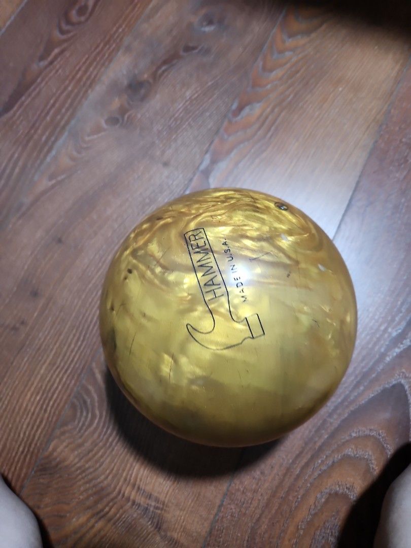 Hammer Black widow gold bowling ball, Sports Equipment, Sports & Games