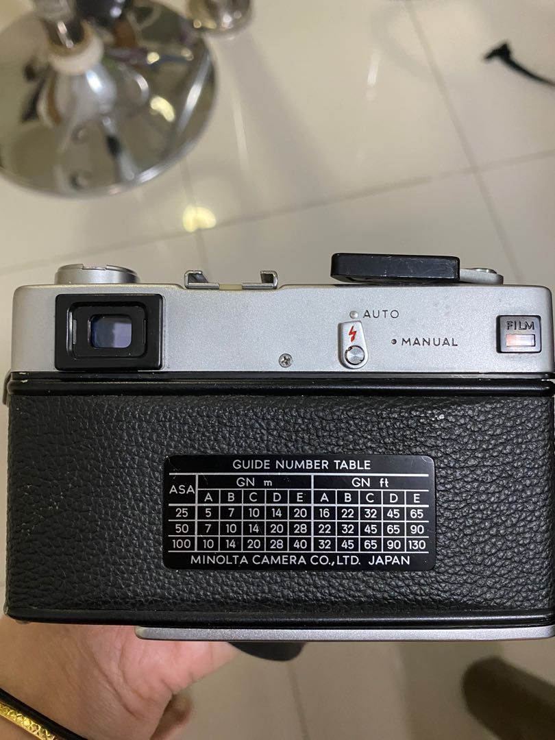 Minolta Hi-Matic E (Category: Cameras) located in Del Monte. Submitted by ondarokate (Listing ID 1227831303, Image 3). Description: Bought from an IG shop in 2020. Haven’t used since I bought it naka tago lang the whole time. RFS: Not knowledgeable enough to fully utilize this film cam. Also, hindi gumagana new batteries since masyado maliit sa paglalagyan. Pero yung batteries that it came with still works. Inclusions: strap and pouch.