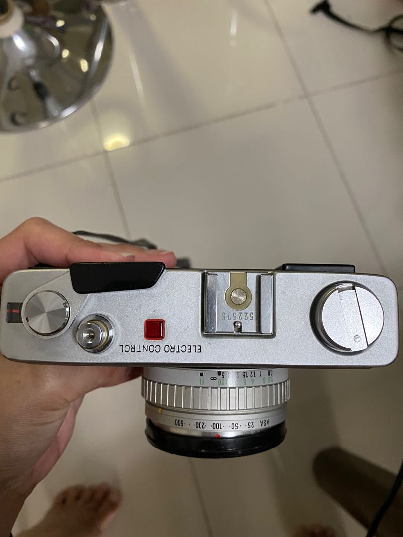 Minolta Hi-Matic E (Category: Cameras) located in Del Monte. Submitted by ondarokate (Listing ID 1227831303, Image 2). Description: Bought from an IG shop in 2020. Haven’t used since I bought it naka tago lang the whole time. RFS: Not knowledgeable enough to fully utilize this film cam. Also, hindi gumagana new batteries since masyado maliit sa paglalagyan. Pero yung batteries that it came with still works. Inclusions: strap and pouch.