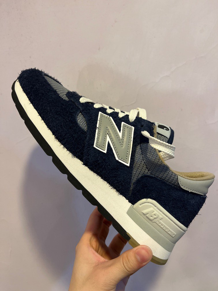 New Balance X Carharrt WIP 990 V1, 他的時尚, 鞋, 運動鞋在旋轉拍賣