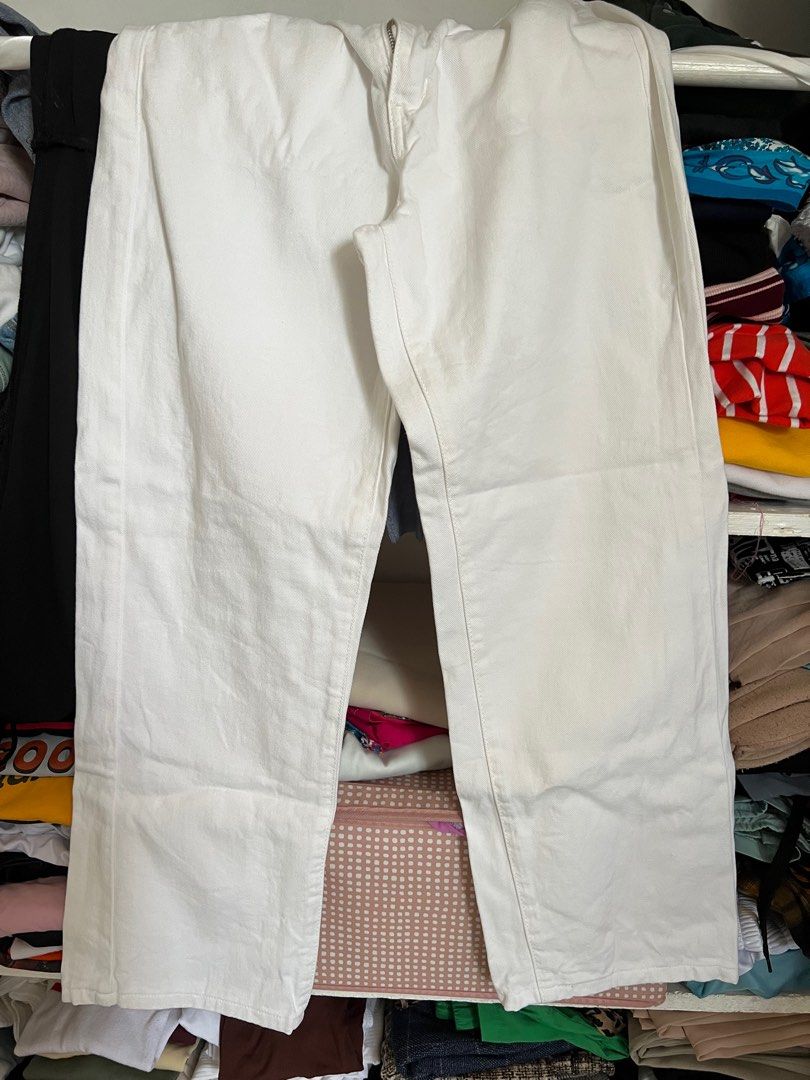 Shein High Waisted Straight Leg (Category: Jeans) located in Quezon City. Submitted by cdanisel (Listing ID 1227803406, Image 1). Description: Size S on tag pero pina alter ko na sya Used once Medida size: 25-26 Length: 39.