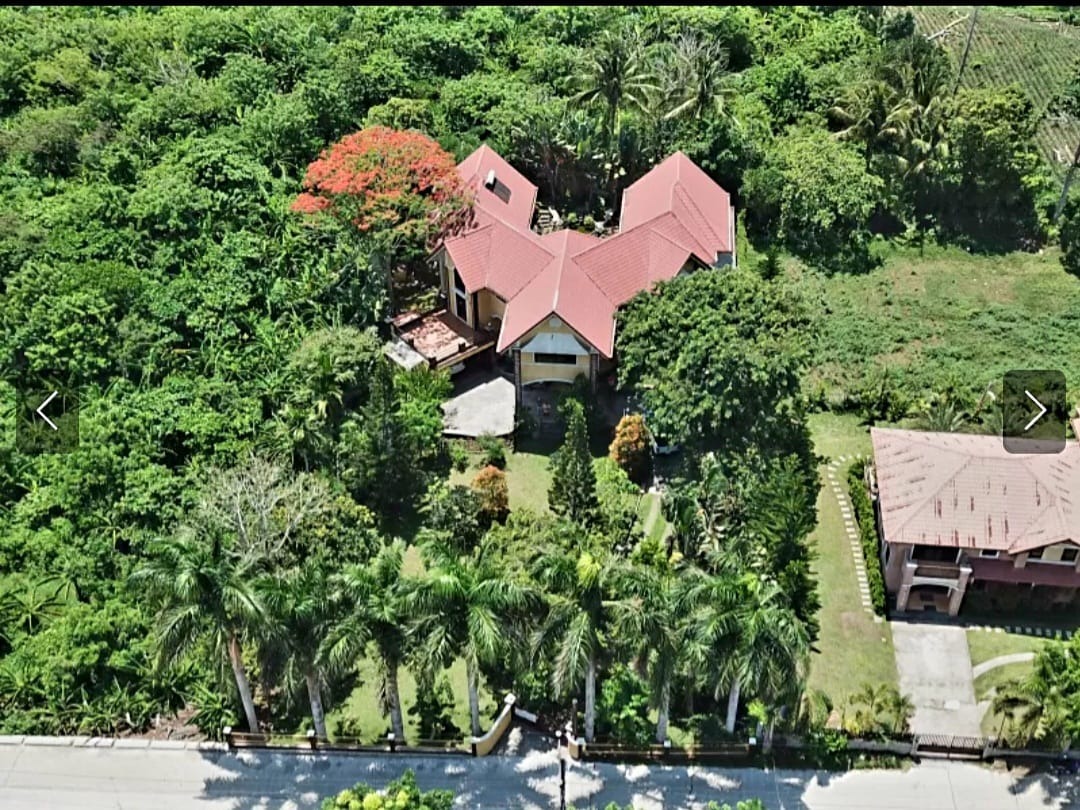 Tagaytay house and lot with lot area of 1,900sqm. near commercial area