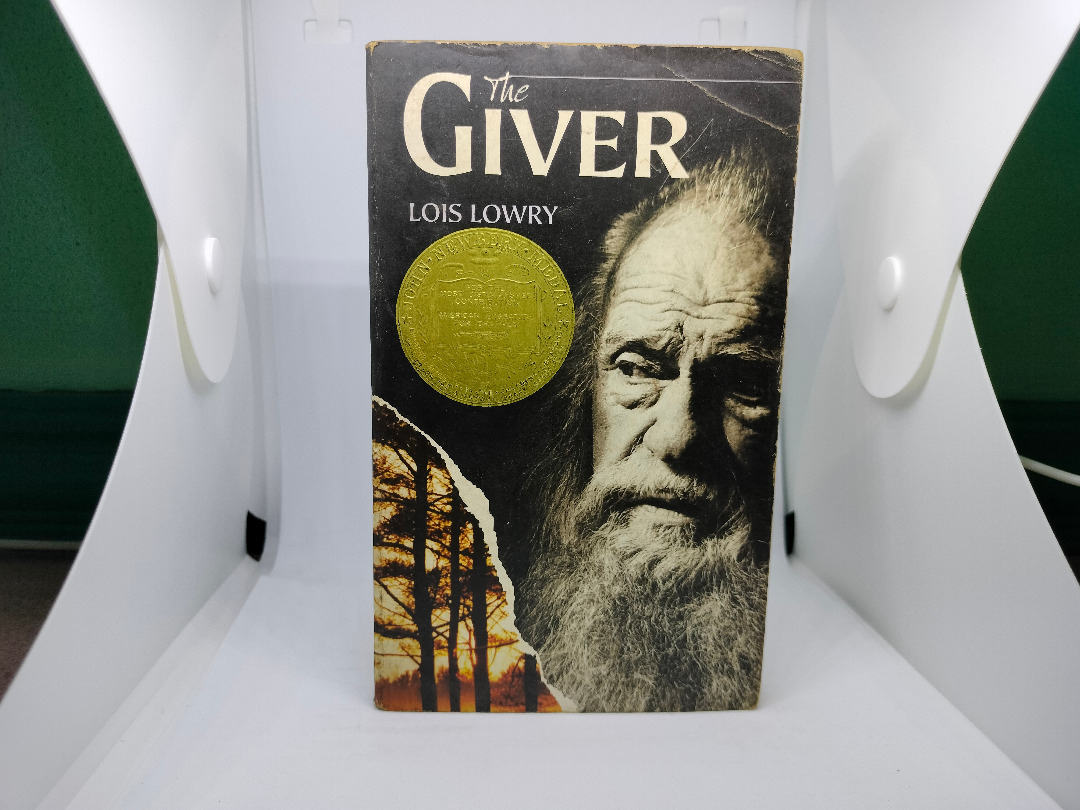 The Giver (Lois Lowry) on Carousell