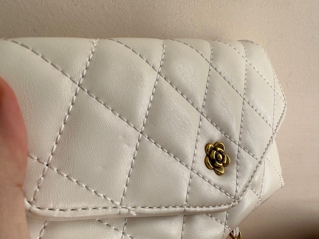White bag (Category: Purses & Pouches) located in Ampang. Submitted by honest4ever (Listing ID 1227770239, Image 3). Description: New. Never used before. No brand.