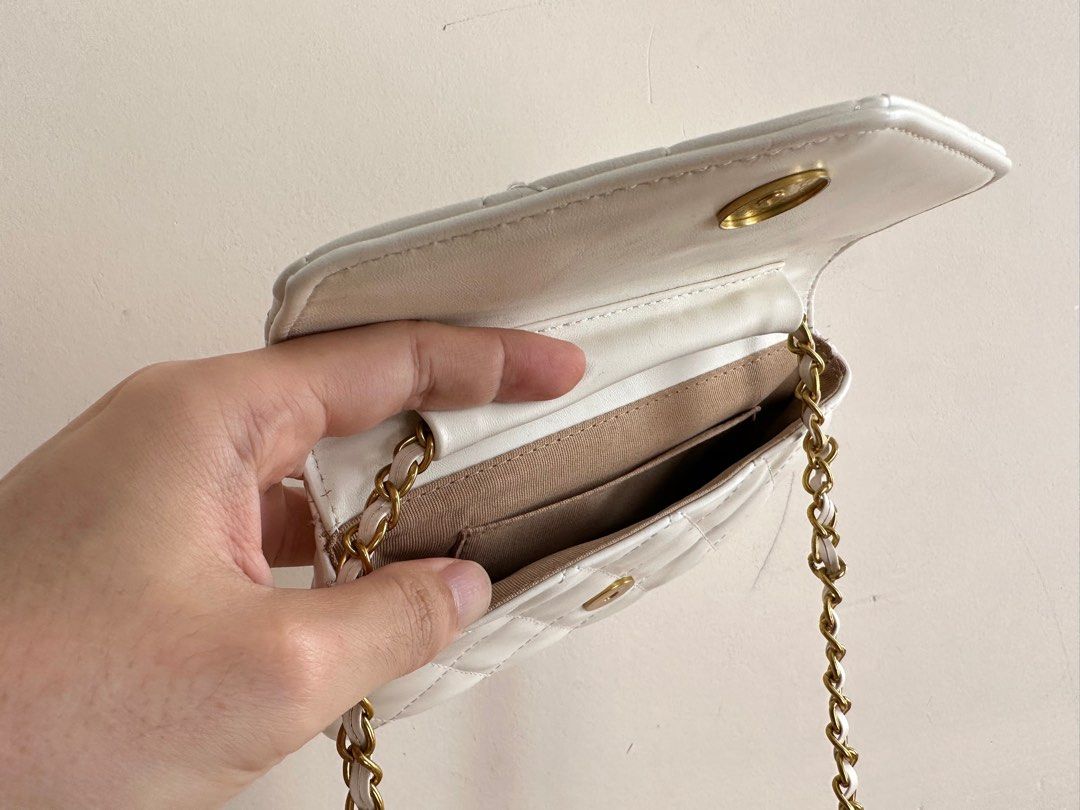 White bag (Category: Purses & Pouches) located in Ampang. Submitted by honest4ever (Listing ID 1227770239, Image 2). Description: New. Never used before. No brand.