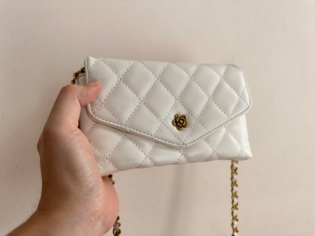 White bag (Category: Purses & Pouches) located in Ampang. Submitted by honest4ever (Listing ID 1227770239, Image 1). Description: New. Never used before. No brand.