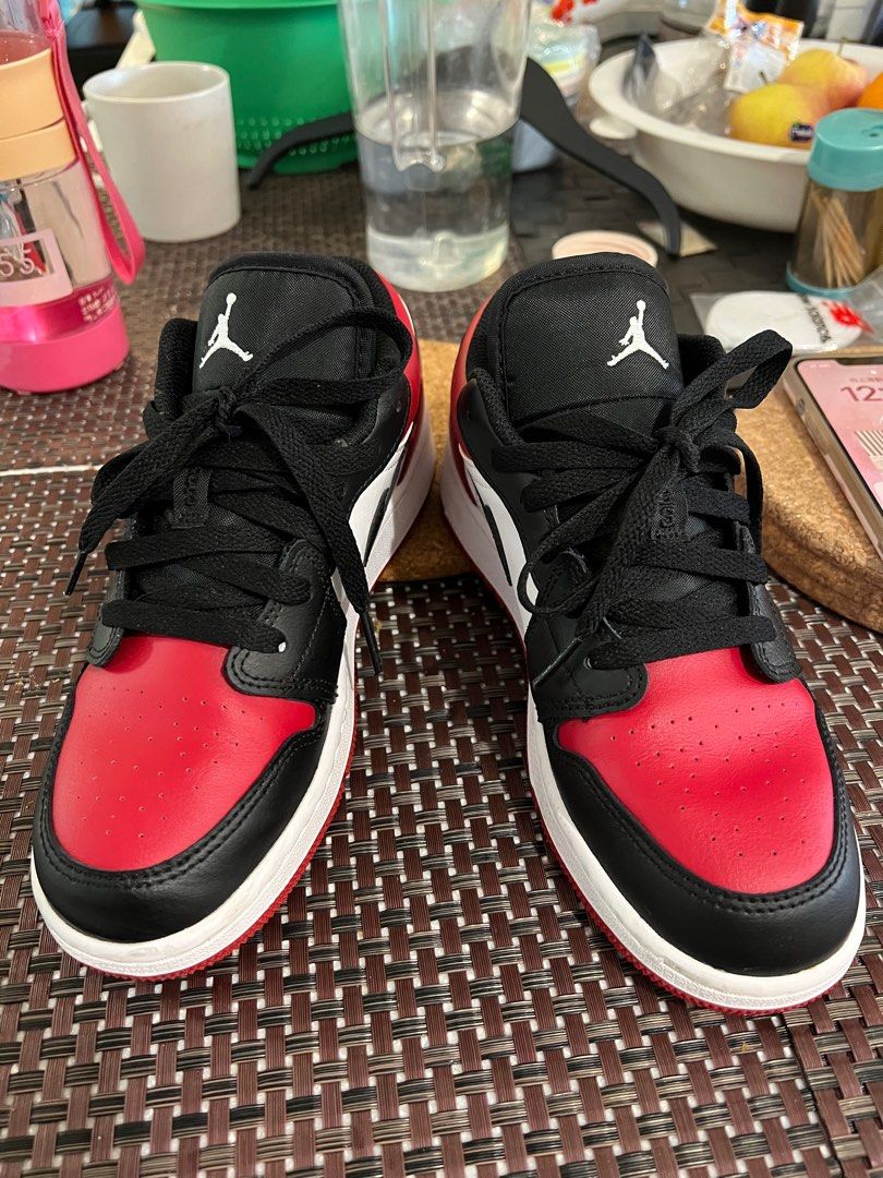 AIR JORDAN 1 LOW BRED TOE GS, 她的時尚, 鞋, 運動鞋在旋轉拍賣